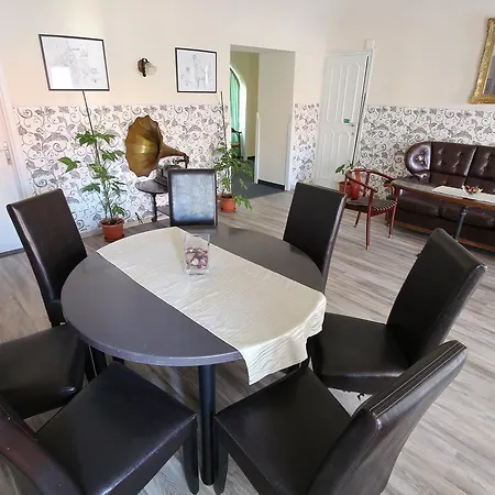 Play Pub Etterem Es Panzio B&B 2*