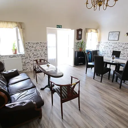 Bed & Breakfast Play Pub Etterem Es Panzio